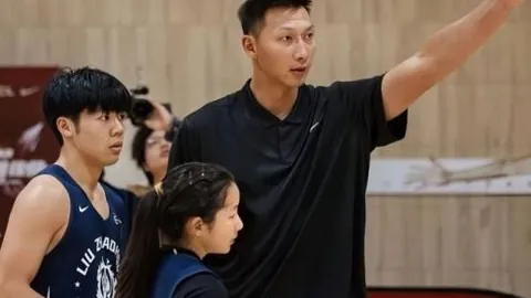 圣保利0-2不敌多特蒙德，吉拉西与阿德耶米助球队取胜