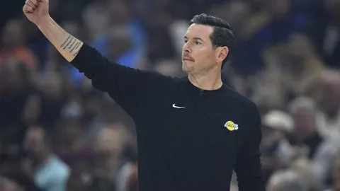 湖人背靠背对决热火专家分析大乐透期号推荐